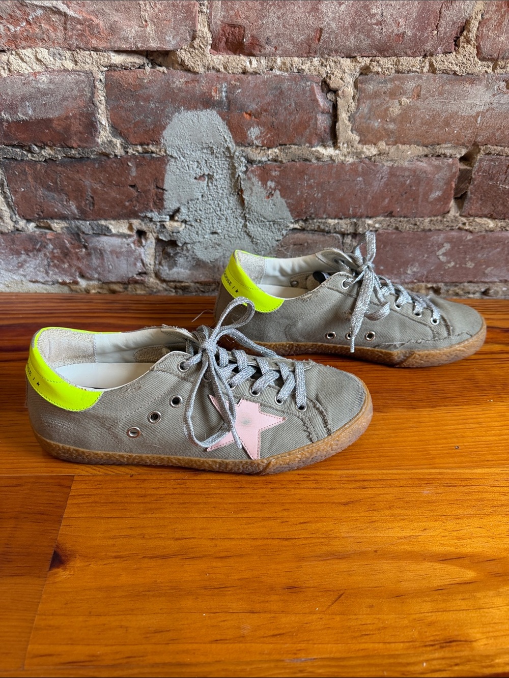 Golden Goose Women’s 39 Gray Canvas Sneakers with Neon Yellow Heel and Pink Star - Picture 2 of 9